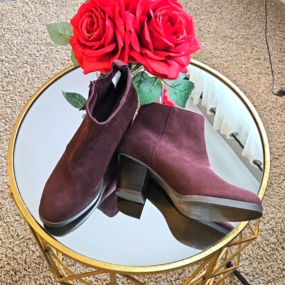 OLD NAVY SUEDE BURGUNDY ANKLE BOOTIES